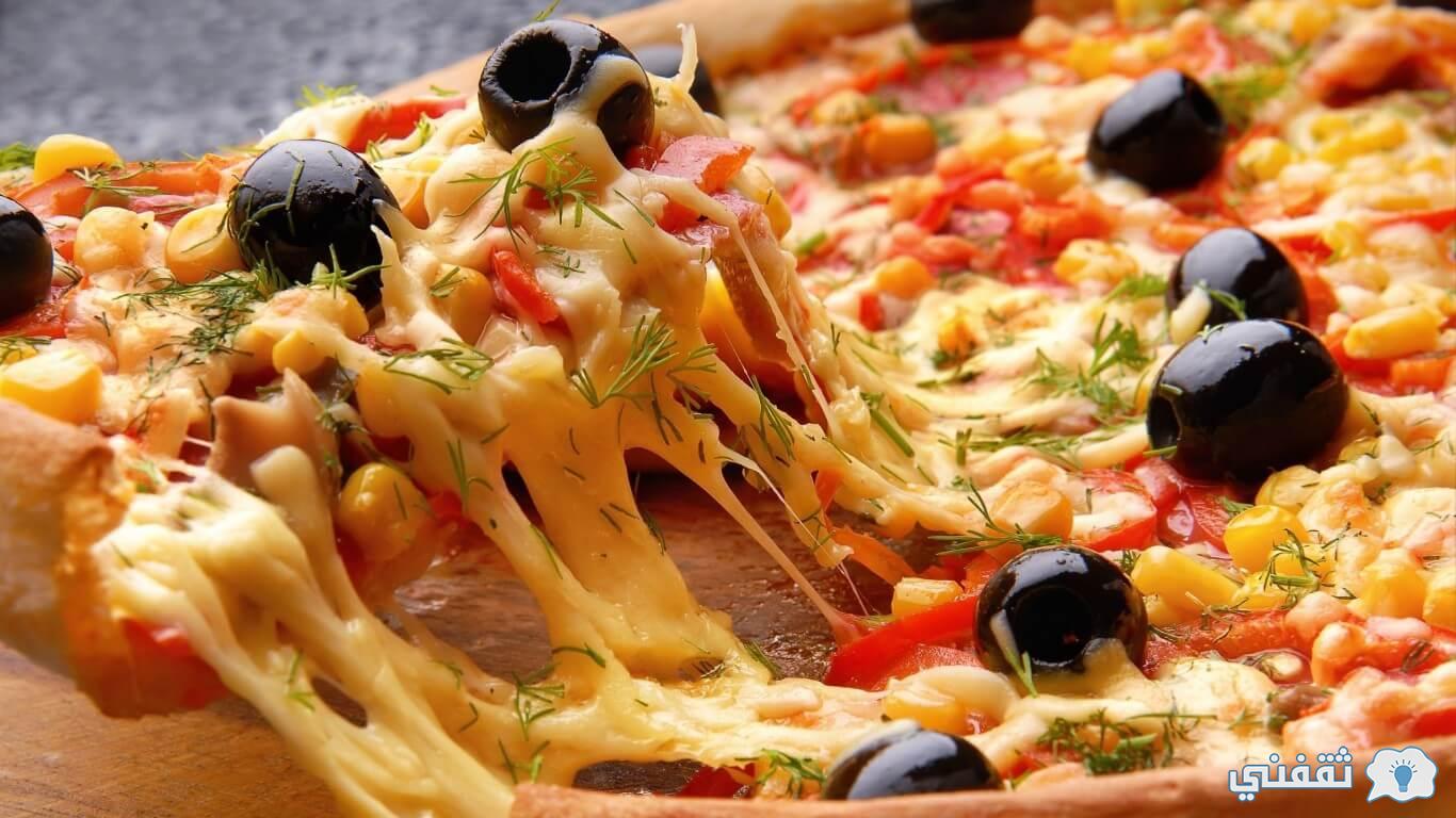 طريقة عمل البيتزا بوصفة سهلة وسريعة بالمنزل والطعم روعة