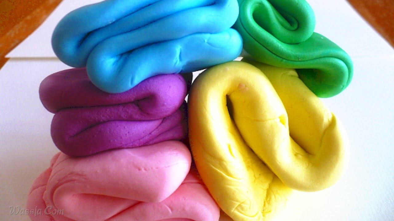 عجينة السكر الملونة بألوان مختلفة