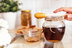 فوائد العسل الأبيض للبشرة وماسكات للحفاظ و تنظيف و ترطيب و نظارة البشرة