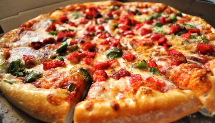 طريقة عمل البيتزا السريعة في 10 دقائق فقط الحل المثالي لجوع الليل