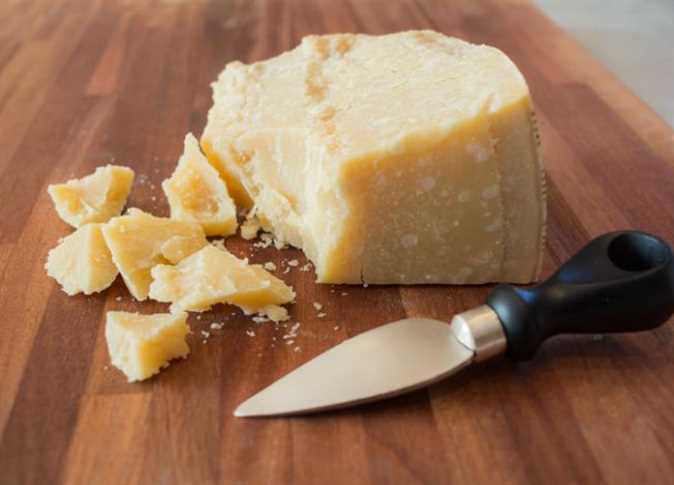 طريقة عمل الجبنة الرومي في البيت بالخطوات لألذ طعم بأقل تكلفة