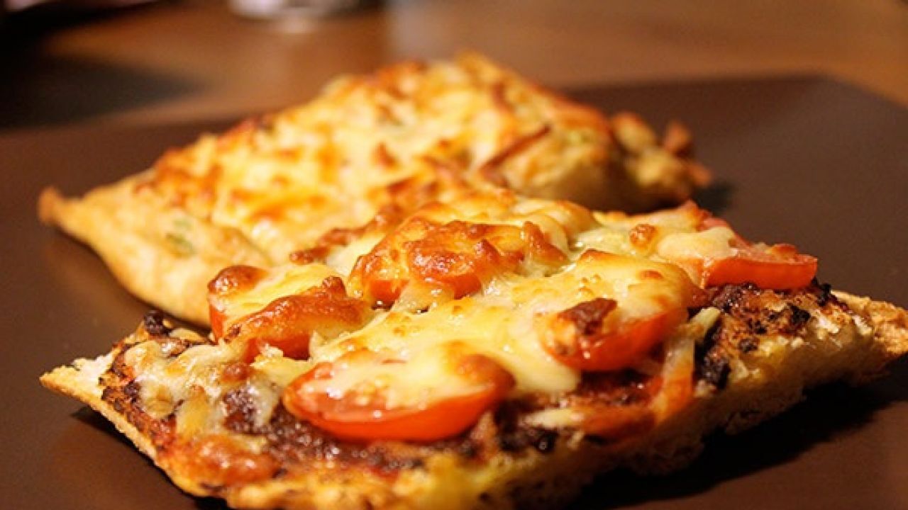 أسرع فكرة لوجبة العشاء.. البيتزا الكذابة بمكونات بسيطة واقتصادية والطعم يذوب في الفم