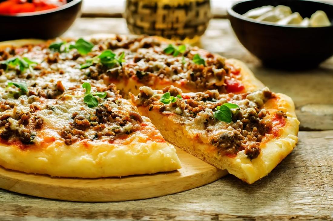 طريقة عمل البيتزا باللحمة المفرومة ذي الجاهزة تماماً لتسعدي بها عائلتك