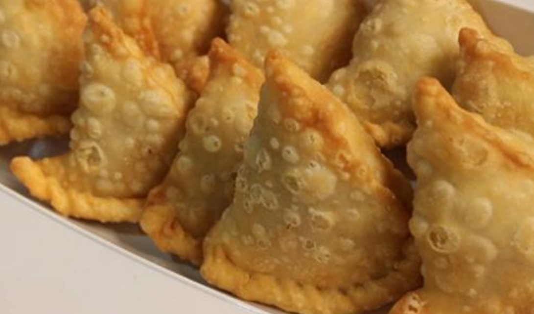 طريقة عمل السمبوسة الحجازية بالصور والخطوات عجينة البف أم يزيد وتفريزه