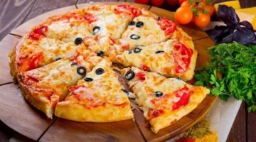 طريقة عمل بيتزا سهلة وسريعة للعشاء في المنزل وبمكونات بسيطة وتكلفة أقل