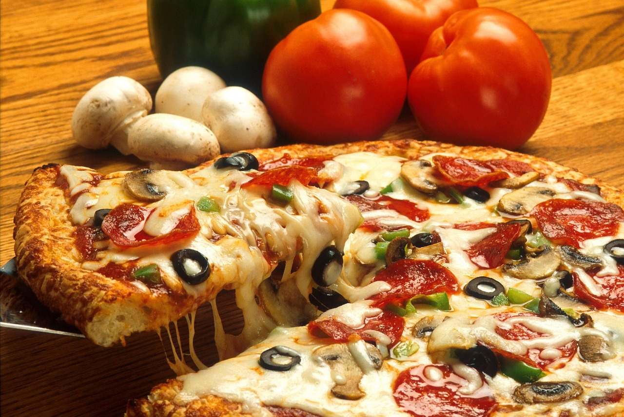 عجينة البيتزا الإيطالية وصلصة البيتزا الأصلية مثل كبرى المطاعم الإيطالية بمدينة نابلي