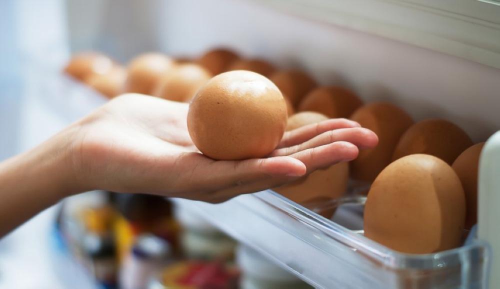 أضرار حفظ البيض في باب الثلاجة