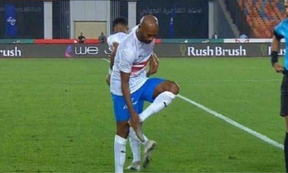 إيقاف شيكابالا لاعب أثناء إشارته إلى حذائه في ديربي القاهرة