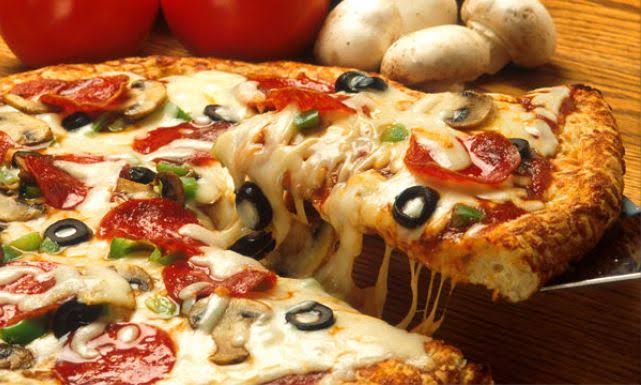 سر عجينة البيتزا الأيطالية الهشة بأسهل طريقة
