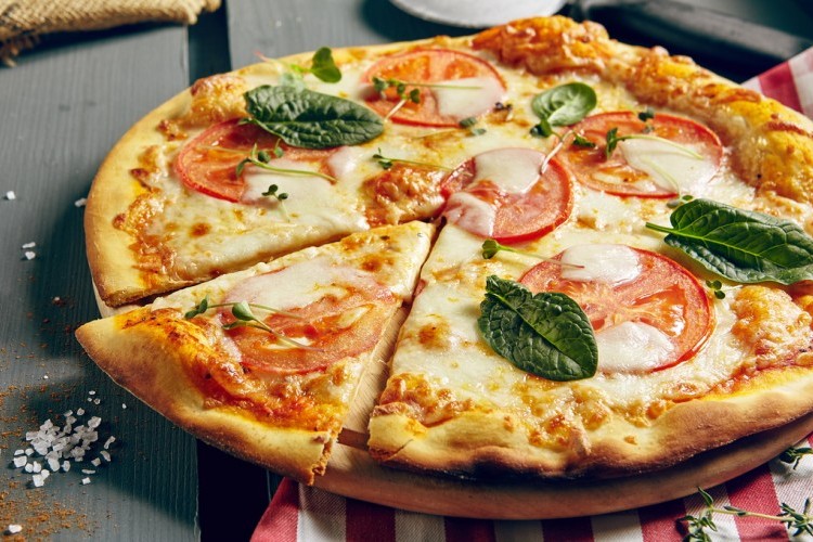 تحضير البيتزا الإيطالية .. ولا احلي