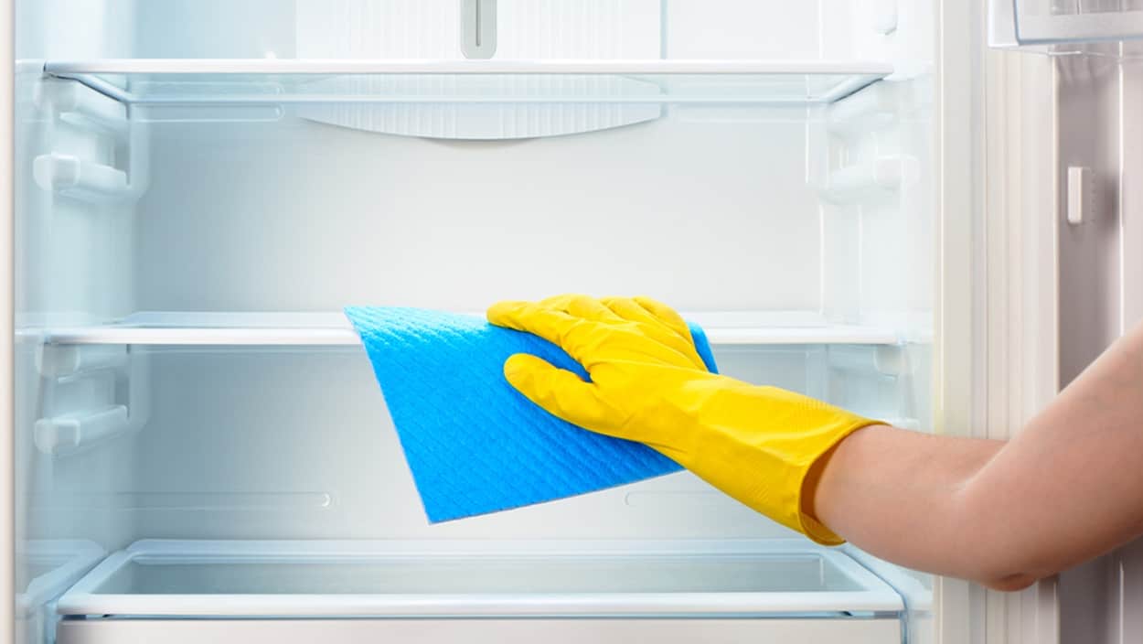 طريقة تنظيف الثلاجة وتعقيمها من الداخل والخارج