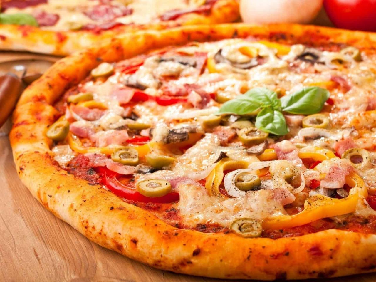 طريقة عمل البيتزا الإيطالية بعجينة ناجحة وهشة وقطنية وأحلى من المحلات