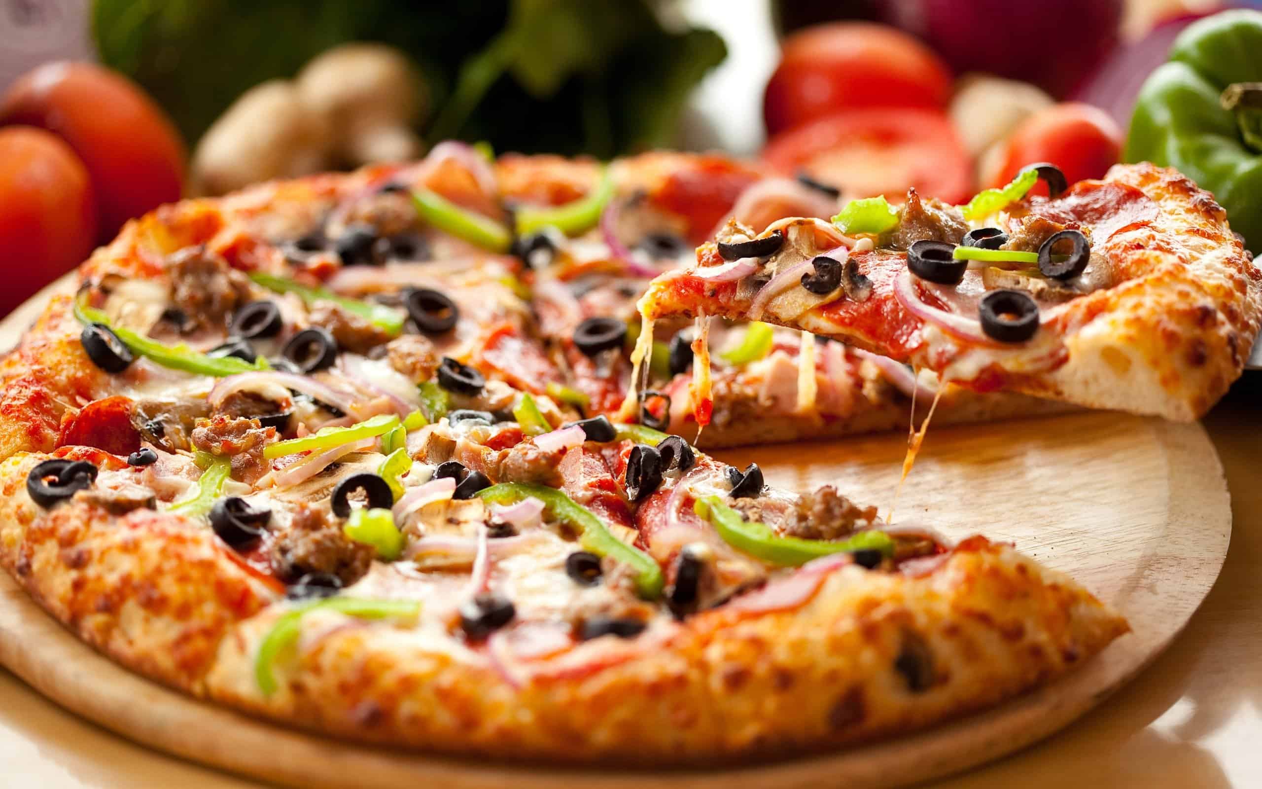 طريقة عمل البيتزا باللحمة المفرومة بعجينة هشة سحرية مثل المطاعم