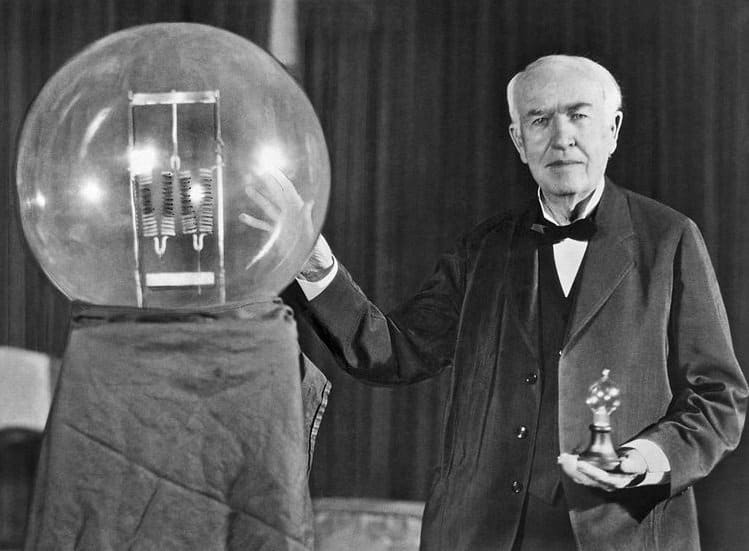 إجابة سؤال من هو مخترع المصباح الكهربائي