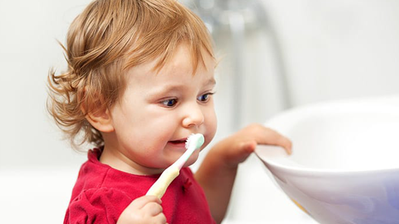 Дети воняют. Детский запах. Гигиена полости рта новорожденного. Ребенок чистит зубы. Зловонные запахи для детей.