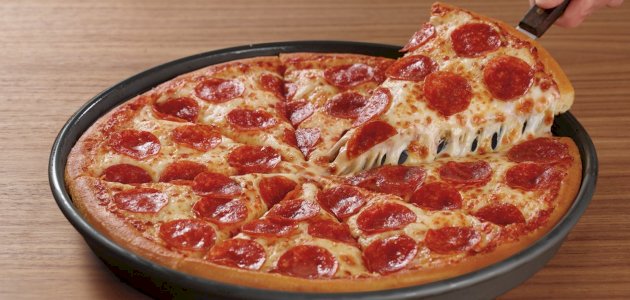 أسهل طريقة عمل عجينة البيتزا في المنزل بالخطوات والفيديو مثل بيتزا المطاعم