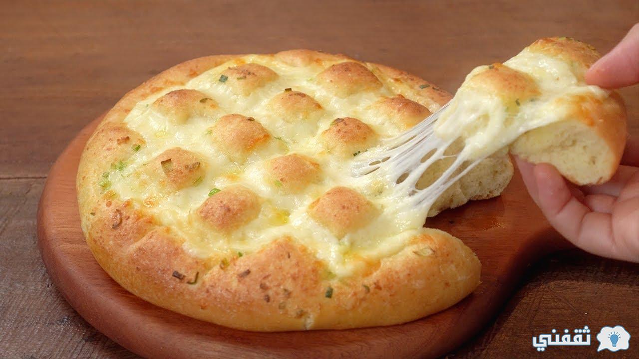 طريقة-عمل-خبز-الثوم-بالجبن-بكل-سهولة-وبعجينة-قطنية-هشة-وبمذاق-لذيذ-ومميز-ومختلف
