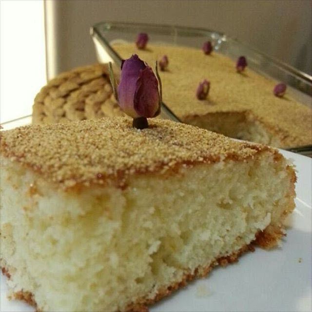 طريقة عمل كيكة الرمل بالزبادي اللذيذة في المنزل بخطوات سهلة وبسيطة