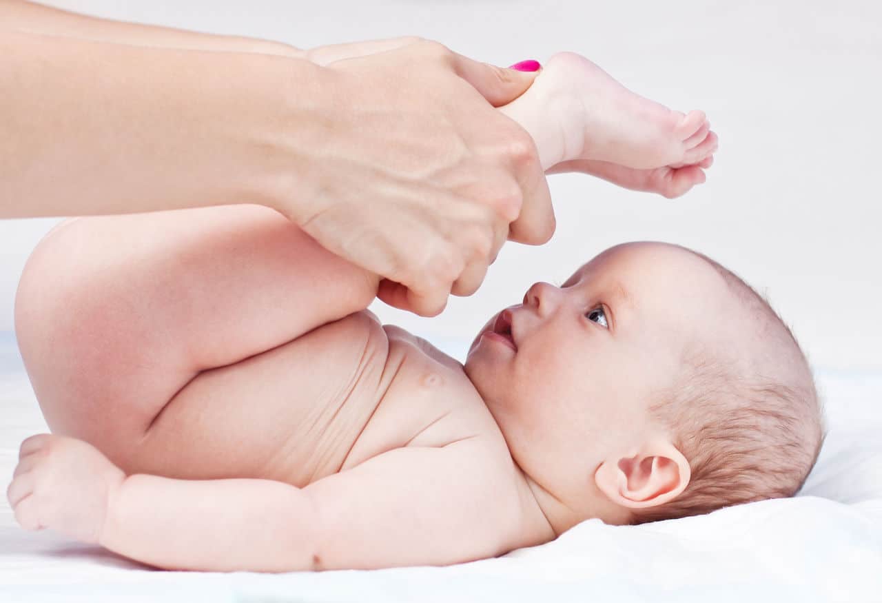 أسباب وعلاج المغص والغازات لدى الرضع