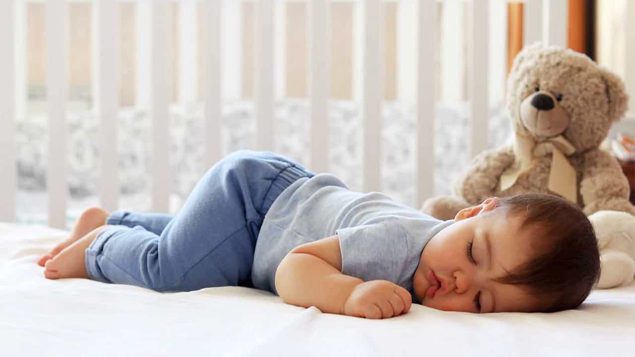 أضرار نوم الرضيع على بطنه وطرق منع الرضيع من النوم على البطن