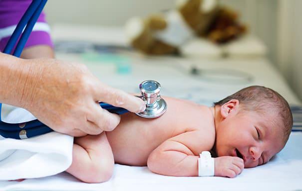 فحوصات ضرورية للطفل حديث الولادة لضمان سلامة طفلك