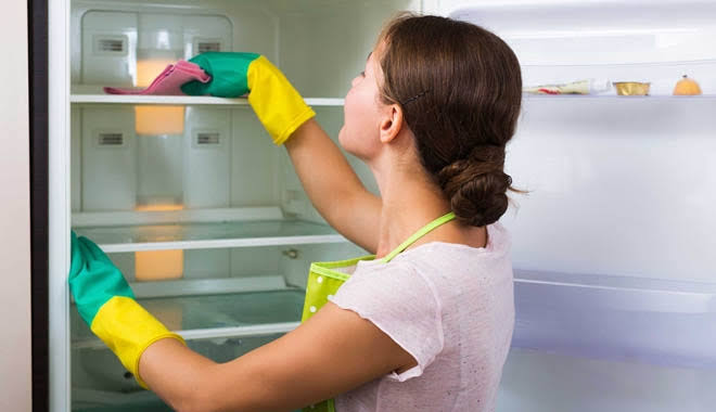 كيفية تنظيف الثلاجة بجميع أجزائها