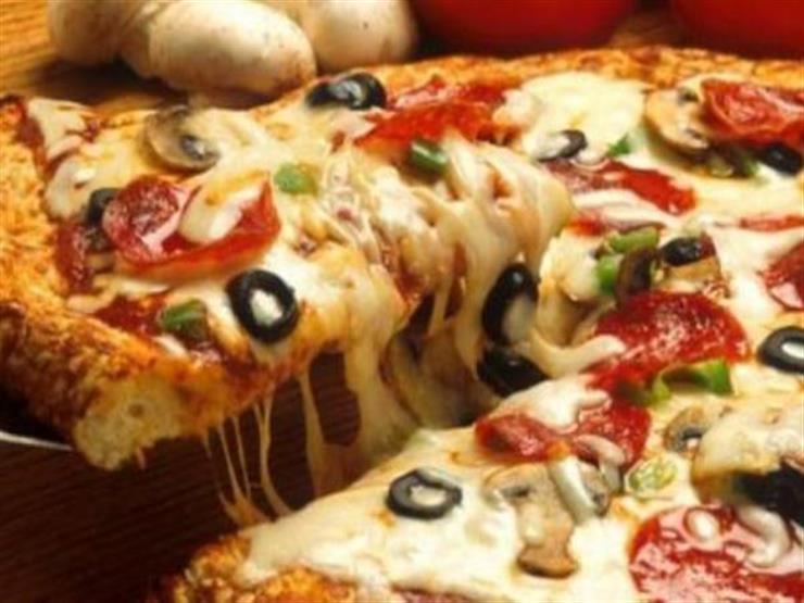 أسرع طريقة لعمل البيتزا الإيطالية في البيت في 10 دقائق بدون تخمير