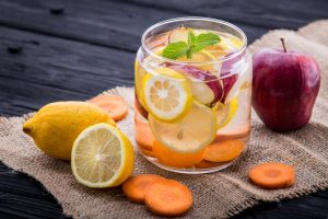 طريقة عمل مشروب الديتوكس Detox التفاح والليمون والجزر