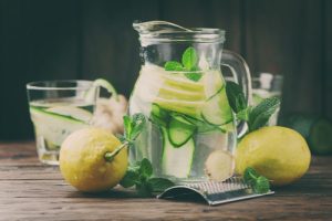 طريقة عمل مشروب الديتوكس الخيار والليمون والنعناع