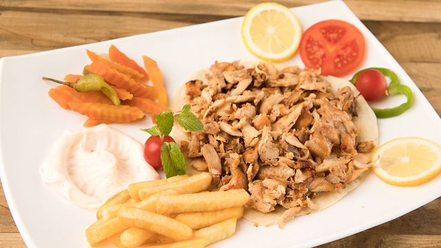 سر طريقة عمل الشاورما الدجاج بالتتبيلة السورية وطريقة عمل الثومية مثل المطاعم