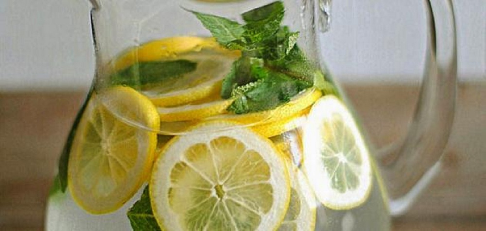 منها إزالة السموم.. فوائد مذهلة لإضافة الليمون على الماء