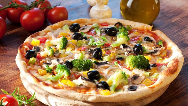 طريقة عمل البيتزا الإيطالي في المنزل بأبسط وأسهل المكونات المتاحة