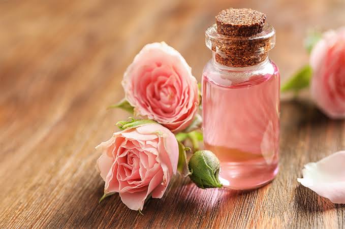 فوائد زيت الورد للبشرة وجسم المرأة ووصفات استخدامه بمكونات منزلية