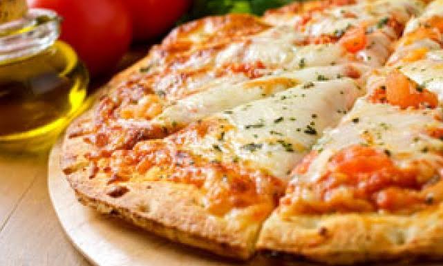 تعرفي على طريقة عمل البيتزا الإيطالية الأصلية الشهية واللذيذة بطريقة المطاعم بالخطوات وبمكونات متوفرة