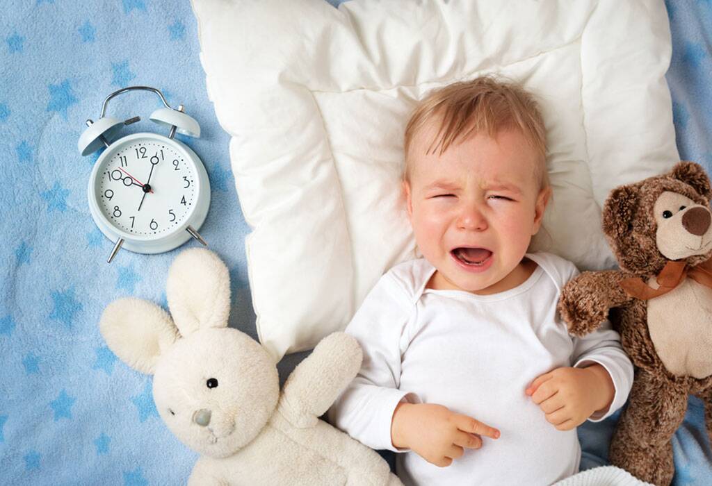أسباب بكاء الطفل أثناء النوم