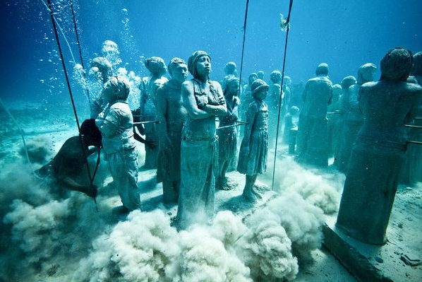 بالصور .. 12 شيء غريب تماماً لا تتوقع أن تجده في قاع البحر تحت الماء