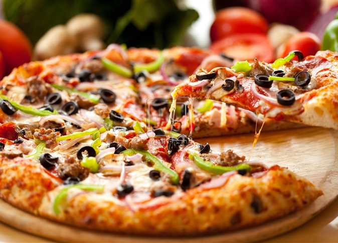 طريقة عمل البيتزا مثل المطاعم طعم شهي مناسب لكل الأذواق