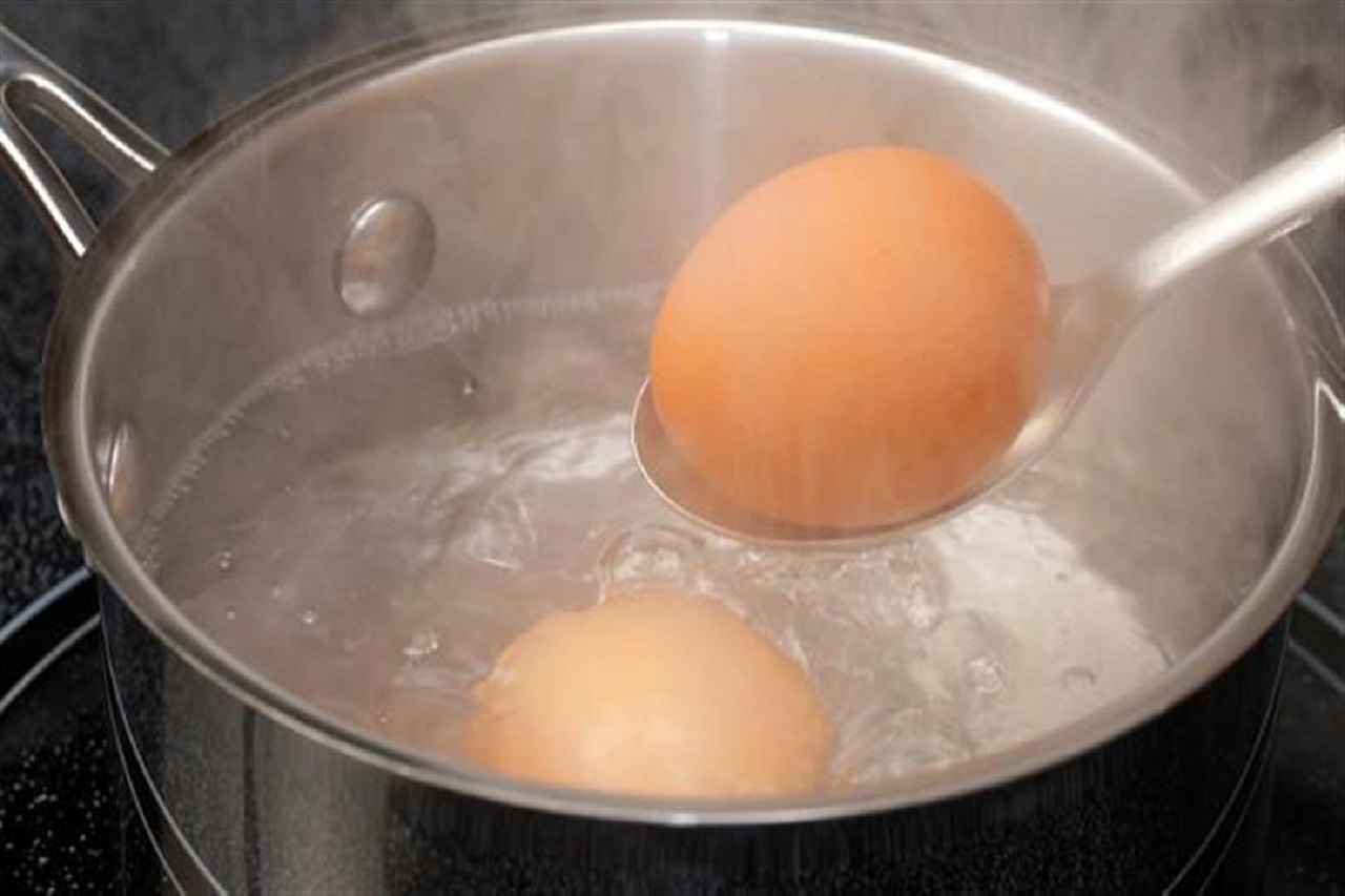 معجزة تحدث عند وضع قطعة خبز اثناء سلق البيض