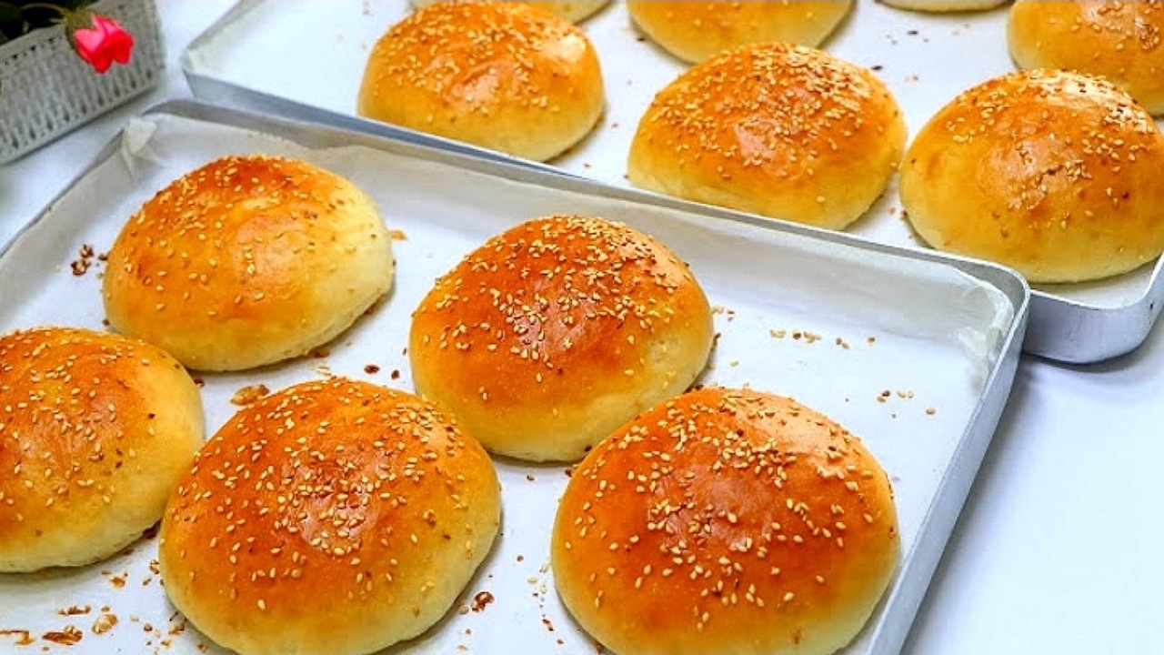 أسهل وصفة لعمل خبز البرجر الهش الطري بدون زبدة أو بيض في البيت بسهولة