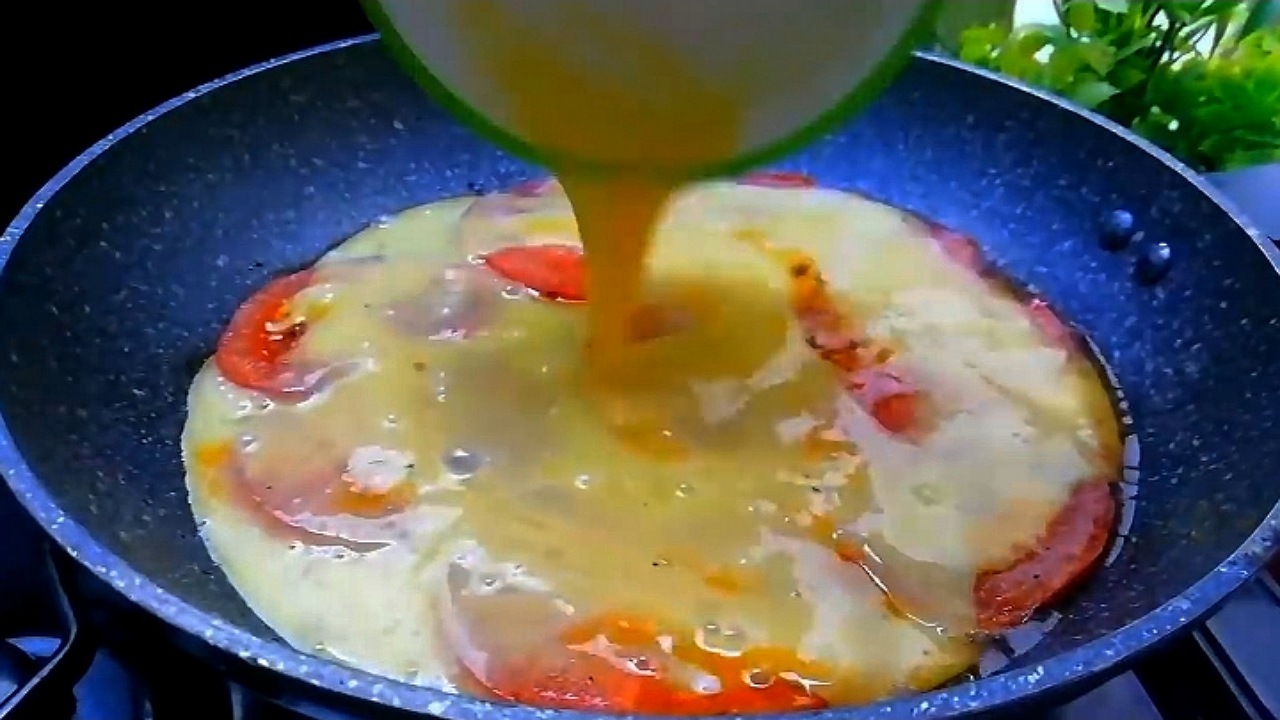 طريقة عمل وجبة البيض الأوملت بشرائح الطماطم 