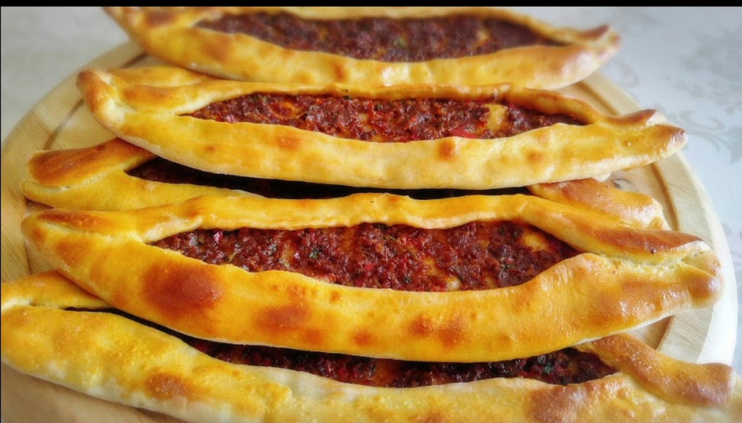 الخبز التركي باللحمة المفرومة