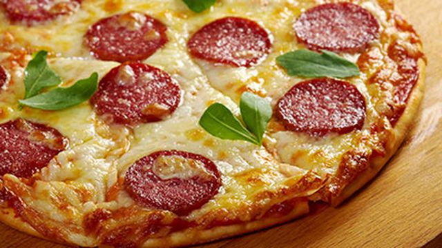 طريقة عمل بيتزا الببروني الأصلية بالمنزل زي أشهر محلات البيتزا