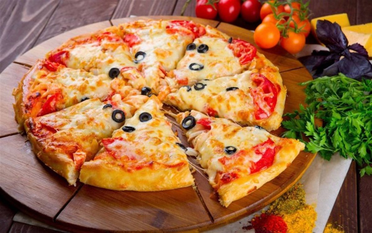 طريقة عمل عجينة البيتزا التركية الهشة بحشوة مختلفة ذات طعم جنان
