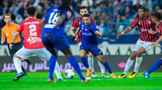 طريقة حجز تذاكر مباراة الهلال والرائد في الدوري السعودي لكرة القدم، حيث إن العديد من مشجعي النادي الأزرق السعودي ونظيره الهلال يرغبون فى معرفة الطريقة التى تستخدم فى شراء التذاكر الخاصة بهذه المباراة، وذلك لأن يقومون بتشجيع النادى من الاستاد، وخاصة بعد عودة الجماهير من توقف الحضور بسبب فيروس كورونا. حجز تذاكر مباراة الهلال والرائد يتم حجز تذاكر هذه المباراة إلكترونياً من خلال موقع نكت ميكس الرسمي، حيث إن لا يوجد إي منافذ لبيع التذاكر فى الاستاد، وذلك للتسهيل على المشجعين أثناء القيام بحجز هذه التذاكر. وستقام مباراة الهلال والرائد في الدوري السعودي في يوم السبت الموافق 23 أكتوبر الساعة الثامنة بتوقيت مكة المكرمة والساعة السابعة بتوقيت القاهرة، وتلعب المباراة على ستاد الأمير فيصل بن فهد بالملز. قواعد حضور مباريات الدوري السعودي هناك عدد من القواعد التى تم وضعها من أجل تنظيم حضور مباريات الدوري السعودي لكرة القدم، حيث إنها تكون وفقاً الآتي: إن يكون المشجع حاضر على لقاح فيروس كورونا المستجد في المملكة. يشترط تشغيل تطبيق توكلنا أثناء حضور المباراة. عدم استخدام المقاعد المكتوب عليها غير مخصصة للمشجعين. القيام بالالتزام بارتداء الكمامة أثناء التواجد داخل الاستاد. لا يوجد أي نظام لاسترداد رسوم التذاكر أو استرجاع التذاكر بعد شرائها. المسؤولين فى الاستاد لهم حق إلغاء التذاكر فى حالة التأكد من إن صاحبها يقوم ببيعها بهدف الربح. اسعار تذاكر مباراة الهلال والرائد قام نادي الهلال السعودي بالإعلان عن أسعار التذاكر الخاصة به مع نادي الرائد حيث جاءت أسعار التذاكر وفقاً الآتي: اسعار التذاكر الموحدة والعائلات 30 ريال سعودي. الحضور في المنصة الفضية 300 ريال. الحضور فى المنصة الذهبية 600 ريال سعودي. ويتم حجز التذاكر إلكترونياً من خلال موقع تكت ميكس عن طريق القيام بالآتي: الذهاب إلى موقع نكت ميكس على شبكة الإنترنت. تسجيل الدخول في حسابك عن طريق اسم المستخدم ثم رقم السر. اختيار الدوري السعودي من القائمة. بعد ذلك تقوم باختيار المباراة التى ترغب فى حضورها. تحديد مكان المقعد ثم الضغط على زر السداد. الضغط على زر الحجز.