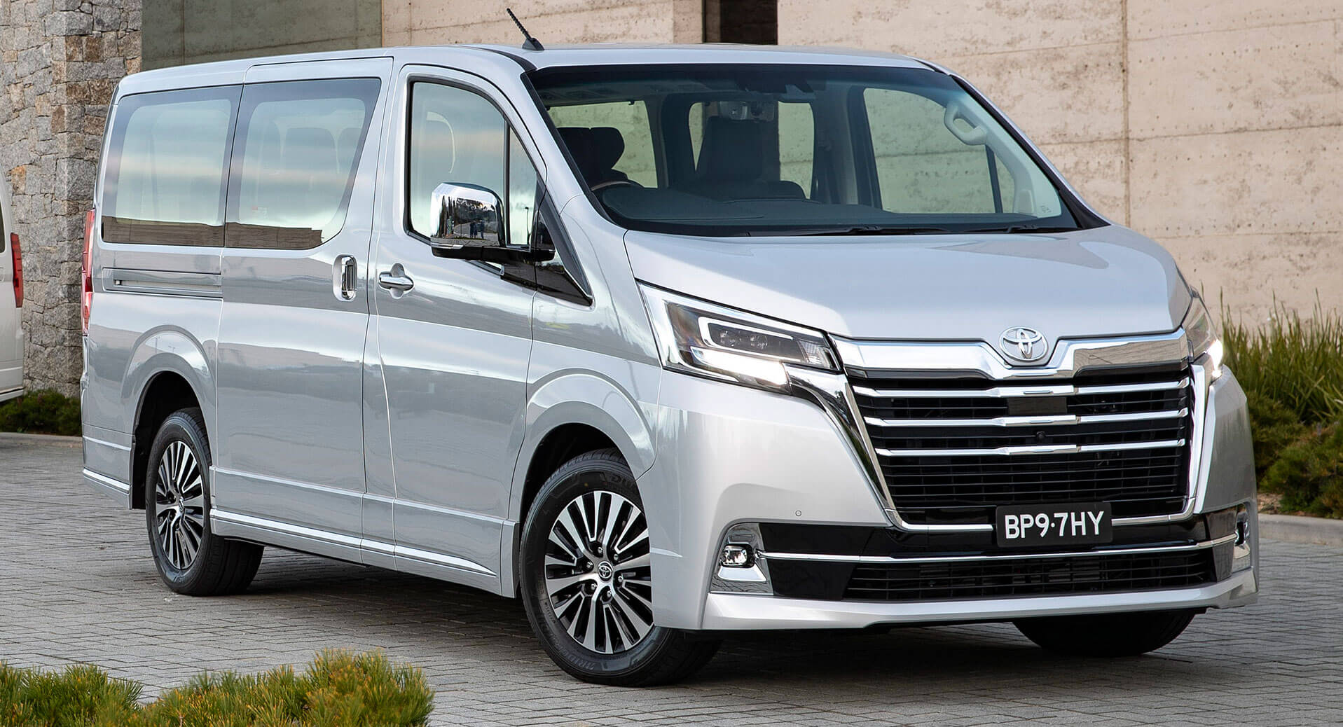 سيارة تويوتا جرانفيا Toyota Granvia 2021 الجديدة سعرها ومميزاتها