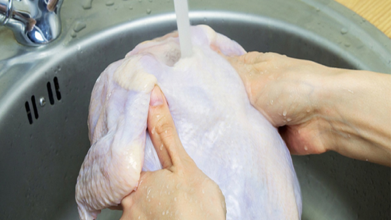 طول عمرنا بنغسل الفراخ غلط.. الطريقة الصحية لغسل الدجاج قبل طهيه وازالة الروائح والزفرة نهائيا