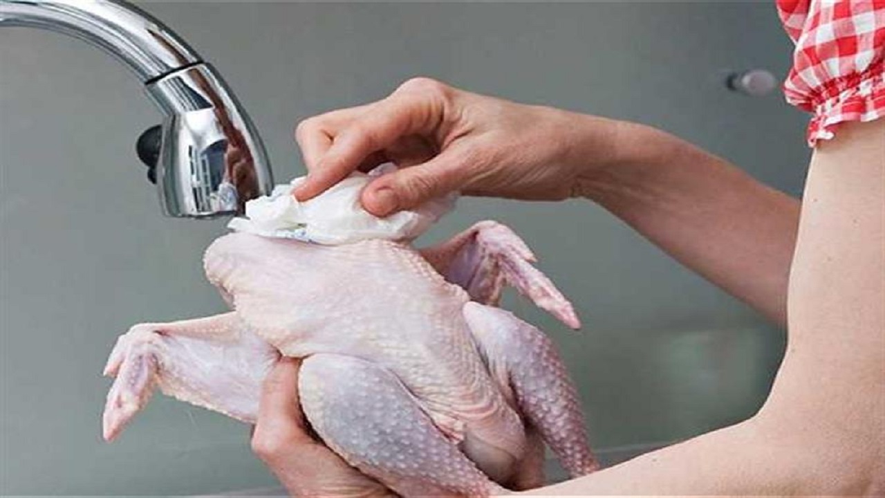 احذروا قبل فوات الاوان.. بنغسل الفراخ غلط تنظيف الدجاج والتخلص من الزفارة نهائيا بالطريقة الصحيحة