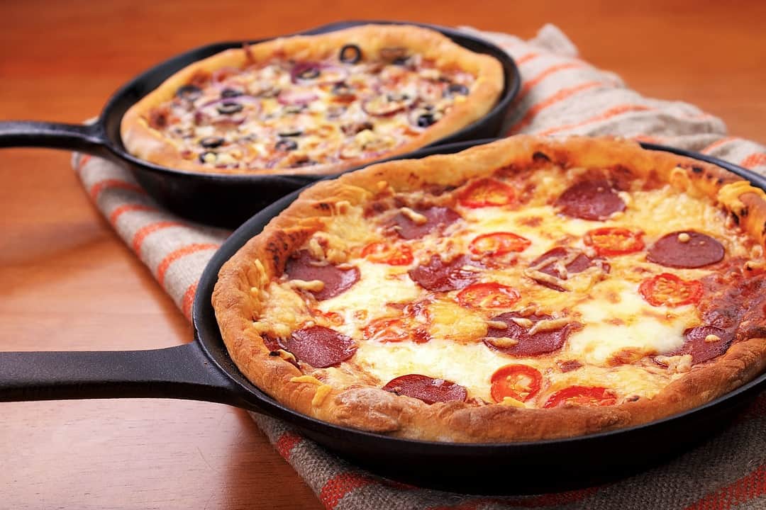 بيتزا الطاسة السريعة الشهية بطعم مميز المكونات وطريقة التحضير في المنزل بكل بساطة