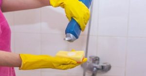 تنظيف الحمام من البقع الصفراء