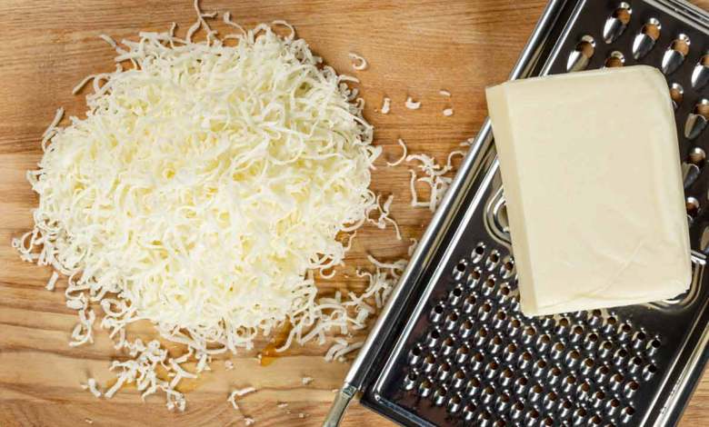 "بطلي تشتريها من بره" طريقة عمل الجبنة الموتزاريلا المطاطية في المنزل بـ 4 مكونات فقط